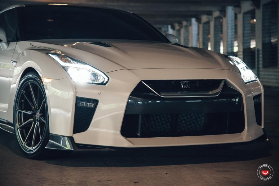 Детали экстерьера Nissan GT-R on Vossen Wheels (M-X2) 2019 года  (фото 6 из 26)